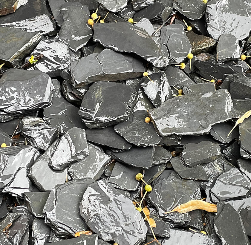 Ein Foto von nassgeregneten Schiefersplittern